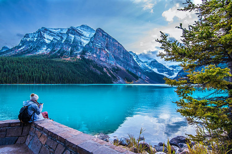 Explore beautiful Canadian spots like Alberta's famous Rocky Mountains © Hue Chee Kong / Shutterstock