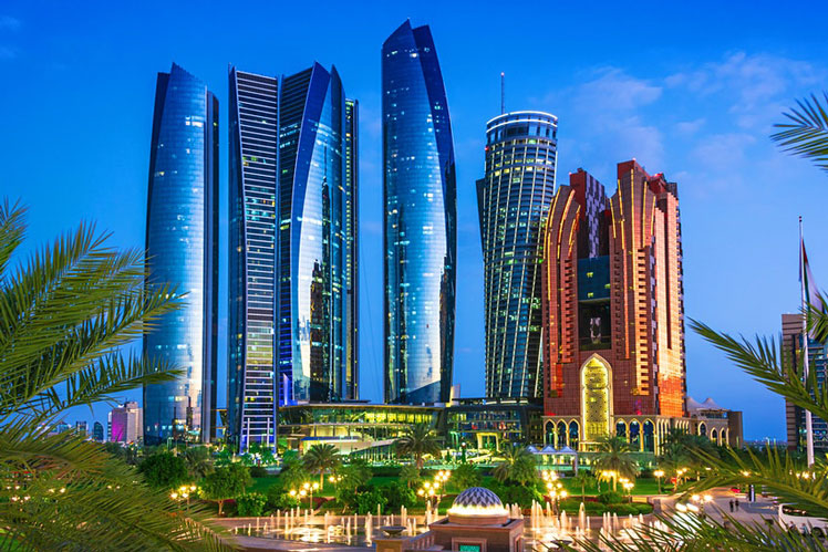 Visitors in Abu Dhabi will have to wear quarantine-tracking bracelets © monticello / Shutterstock