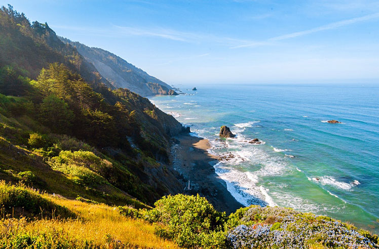California's scenic Pacific Coast Highway offers splendid views in all directions © Zack Frank/Shutterstock