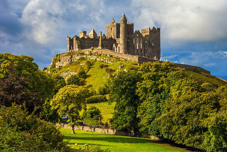 The Rock of Cashel in Tipperary © Thomas Bresenhuber / Shutterstock
