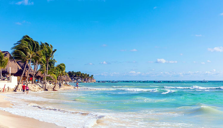 Enjoy working near the beach at the relaxed Mexican town of Playa del Carmen © PJPHOTO / Alamy Stock Photos