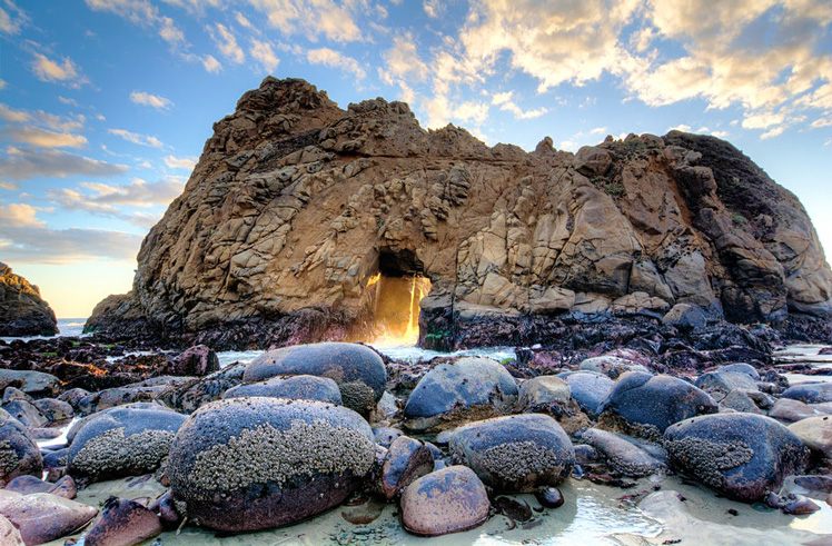There are incredible rock formations on Pfeiffer Beach © Jithesh Krishnanunny / Getty Images