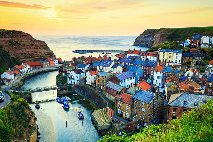 Sunrise over the seaside village of Staithes, North Yorkshire © Lukasz Pajor / Shutterstock