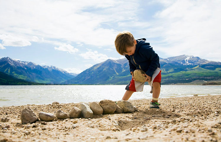 Playing on the beach might seem far fetched in Colorado, but there are so many to choose from © © Maisie Patterson / Getty Images/Tetra images RF