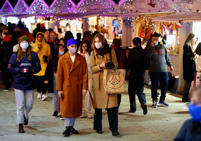 Visitors wearing protective face masks visit the Christmas market in Tuileries Garden in Paris © Chesnot/Getty Images
