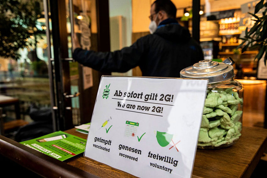 A sign "We are now 2G" at the door to a restaurant indicates entry only for vaccinated and recovered people &copy; Maja Hitij/Getty Images