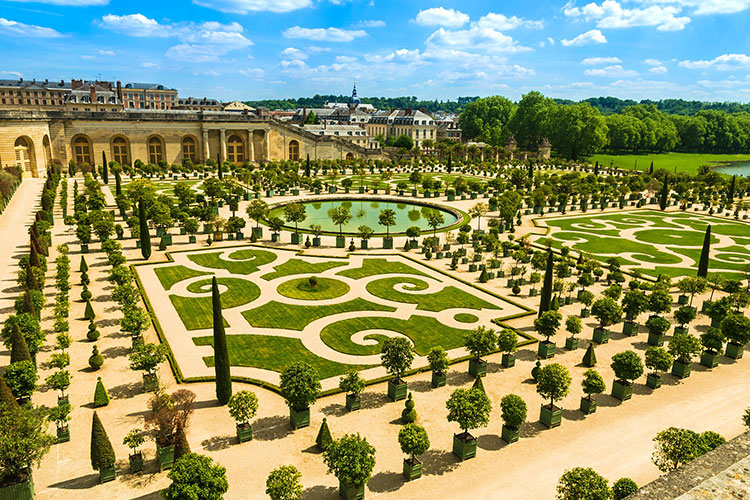 Château de Versailles is open again to visitors © PhotoFires/Alamy Stock Photo