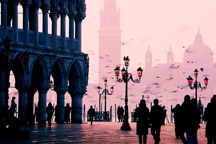 Tourists in Venice before lockdown © Shutterstock