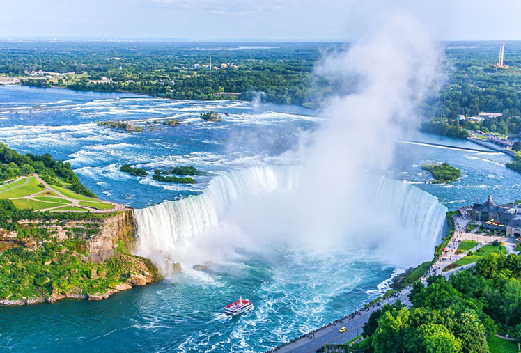 Some Niagara Falls attractions have opened on the Canadian side ©CPQ/Shutterstock