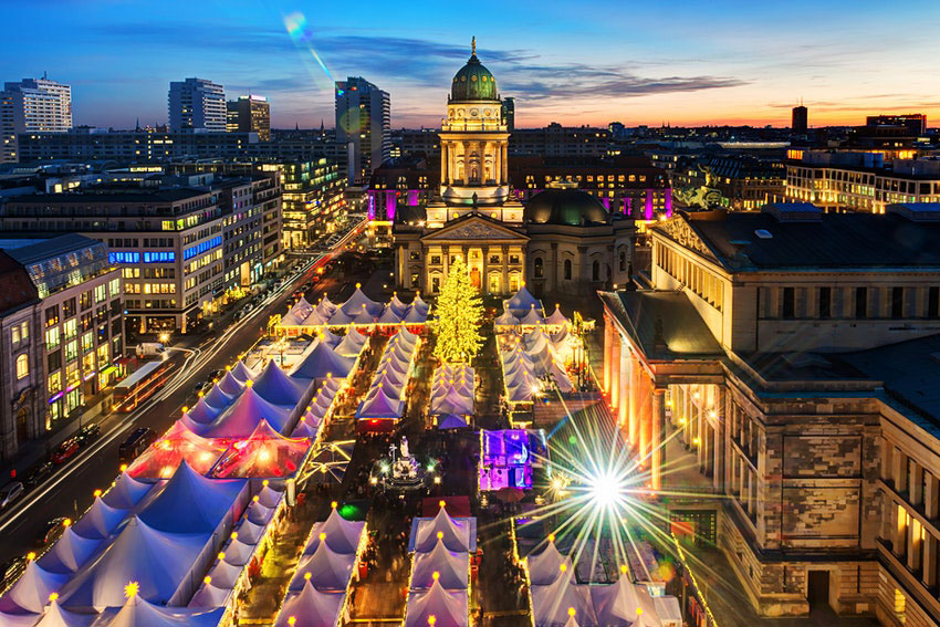 Christmas market at Gendarmenmarkt in Berlin seen from French Cathedral ©Thomas Kurmeier/Getty Images