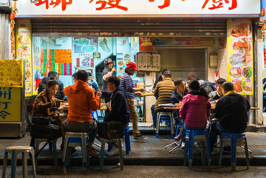 Hong Kong is banning evening dining in restaurants for two weeks © Francesco Bonino/Shutterstock