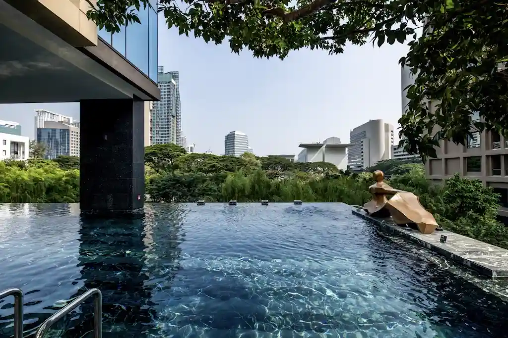 The infinity pool at Kimpton Maa-Lai Bangkok, part of IHG Hotels & Resorts’ luxury and lifestyle collection © Kimpton Maa-Lai Bangkok