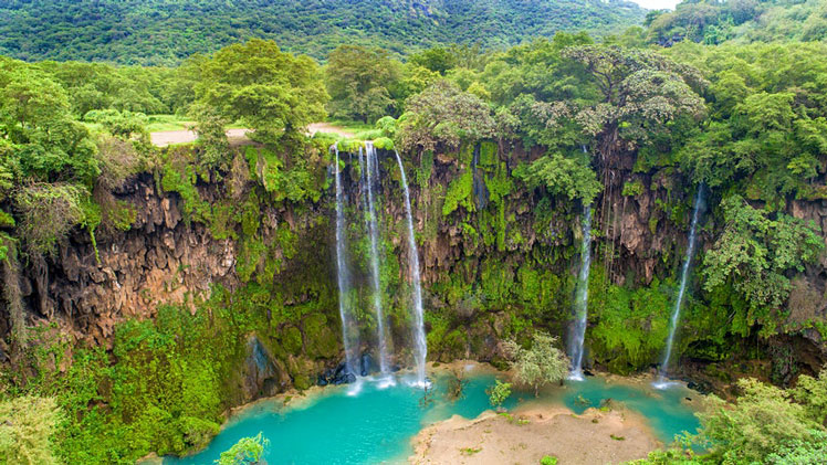 Aerial of Ayn Athum waterfall in Oman © Mahmoud Ghazal / Shutterstock