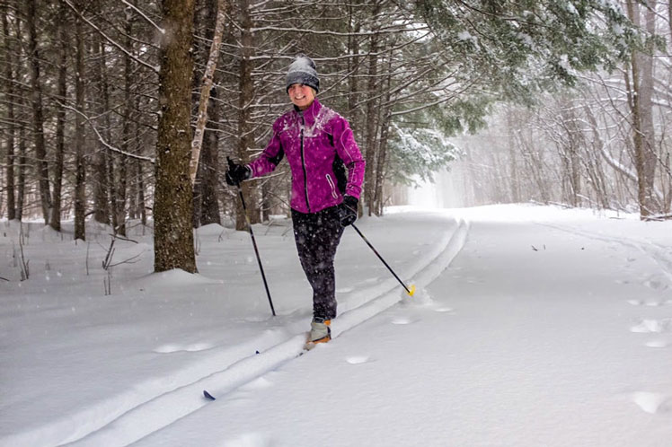 A woman enjoys her first cross-country ski of the season in Ottawa © Murray McComb / Getty Images