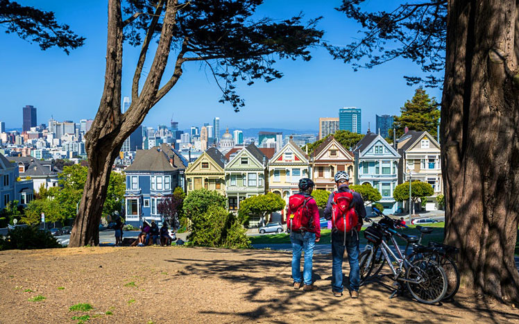 Don't let San Francisco's hills deter you from walking and cycling © Toms Auzins / Shutterstock