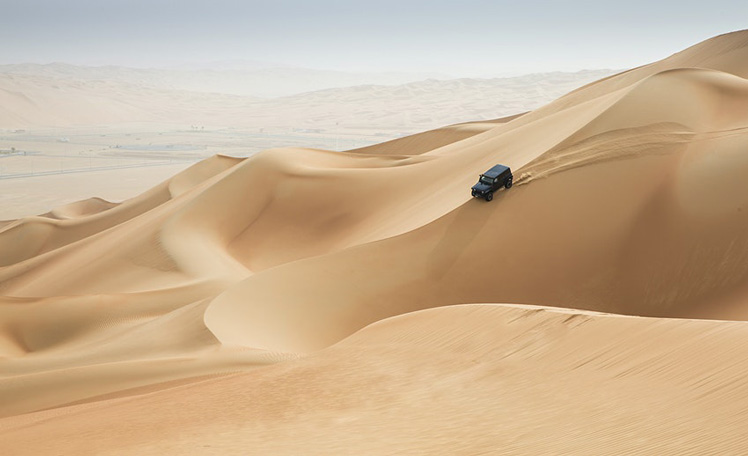 Driving in Rub al Khali desert at the Empty Quarter, in Abu Dhabi, United Arab Emirates ©Katiekk/Shutterstock