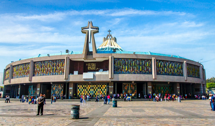 Exterior of the Basilica de Nuestra de Señora Guadalupe (Our Lady of Guadalupe) and Plaza de las Americas.©ElOjoTorpe/Getty Images