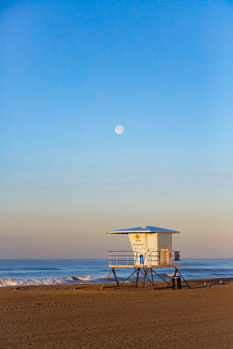 Arrive early for the perfect spot on Huntington Beach, Los Angeles © Steve Whiston - Fallen Log Photography / Getty Images
