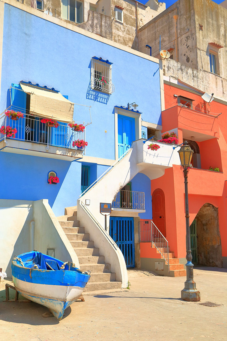 Procida's colorful houses and distinctive architecture are definitely its most recognizable traits © Inu / Shutterstock