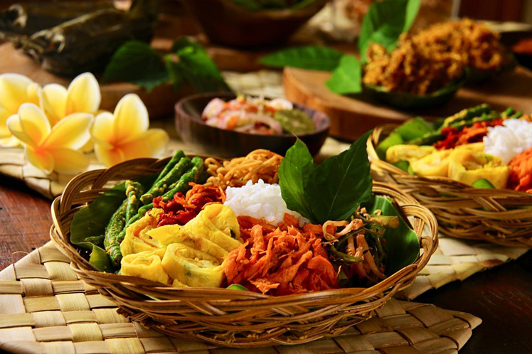 Bali's food scene includes good quality organic local ingredients © Ariyani Tedjo / Shutterstock