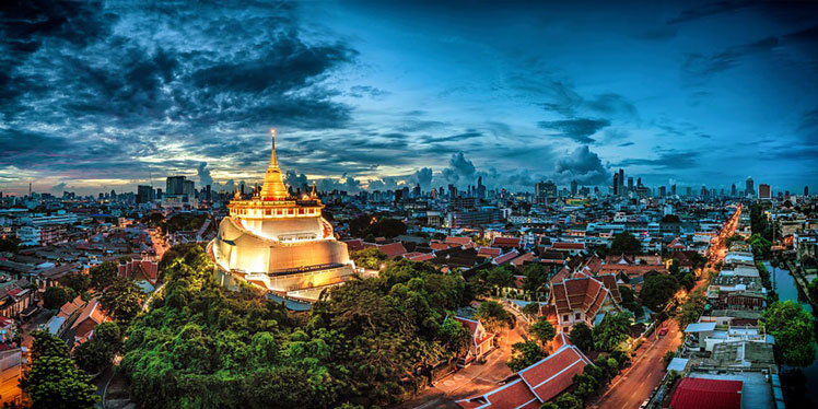 The Golden Mount Temple shines over Bangkok © Craig Schuler / Shutterstock