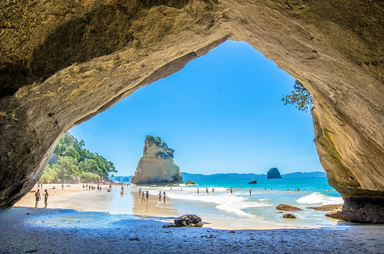 Cathedral Cove in Coromandel Peninsula on the North Island ©gracethang2/Shutterstock