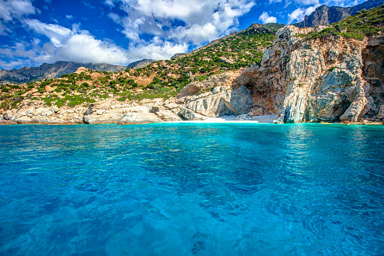 The transparent turquoise waters around Seychelles Beach, Ikaria © Lemonan / Getty Images