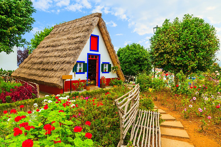 Traditional rural house with straw roof in Santana village, Madeira island, Portugal ©Pawel Kazmierczak/Shutterstock