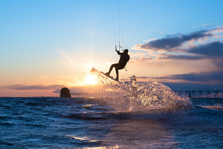 Kite surfing is just one of the fun activities on the beach in Michigan ©Sam Negen9 / Shutterstock