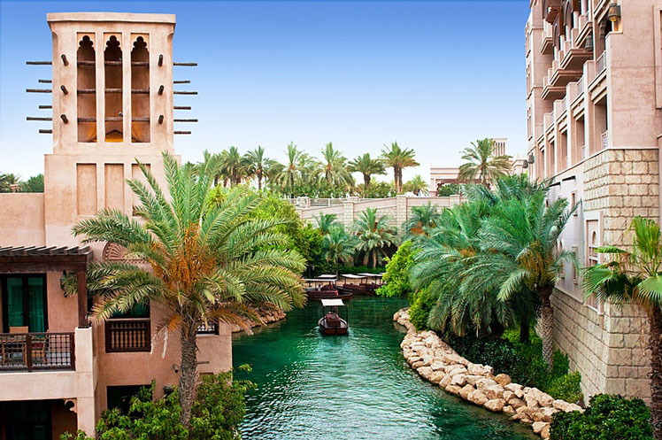 Spring and fall days in Dubai are still hot, so stick close to the water to stay cool © Seqoya / Shutterstock