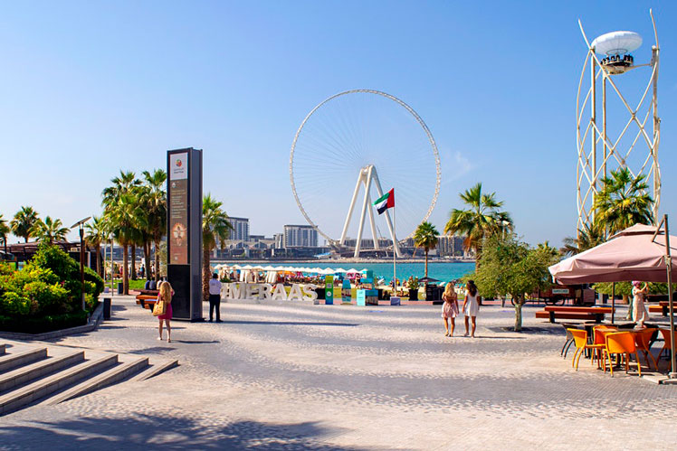 JBR Beach has plenty of activities and food outlets to keep you busy for many hours © Viktoriya Fivko / Getty Images