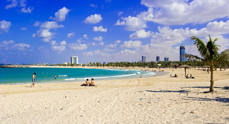 Family-friendly Al Mamzar Beach Park in Dubai has playgrounds, snack bars and a swimming pool © Maremagnum / Getty Images